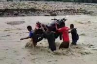Warga Gotong Sepeda Motor Kepala Desa di TTS Menyebrangi Sungai saat Banjir