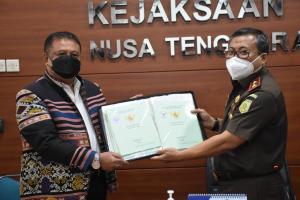 Kejati NTT Serahkan 32 Sertifikat Tanah Depan Hotel Sasando ke Pemkot Kupang 