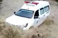 Di Belu, Mobil Ambulance Muat Orang Sakit dan Bumil Nekat Terobos Banjir 