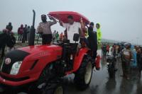Banjir Rendam Badan Jalan di TTS, Kapolsek Pantau Banjir Pakai Traktor