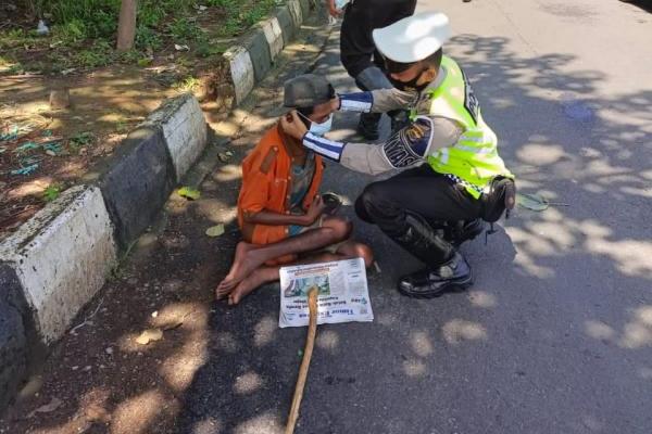 Polisi Bantu Bagikan Masker kepada Loper Koran Disabilitas di Kota Kupang