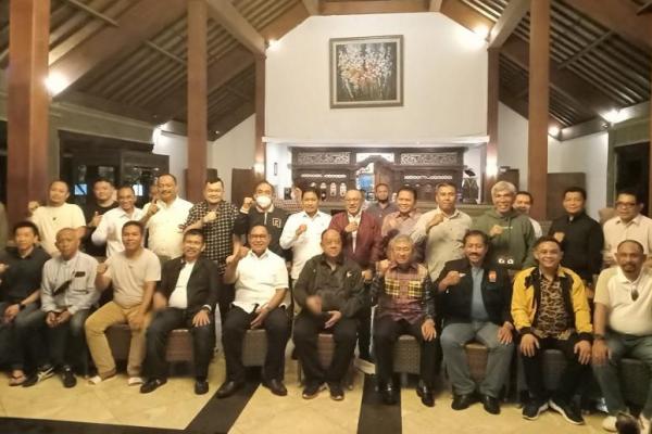 Para ketua Komite Olahraga Nasional Indonesia (KONI) dari sejumlah provinsi mendukung NTB dan NTT menjadi tuan rumah Pekan Olahraga Nasional (PON) XXII Tahun 2028. Mereka pun meneriakkan yel-yel 