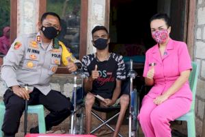 Disabilitas di Kupang Terharu dapat Kursi Roda dari Bhayangkari Polres Kupang
