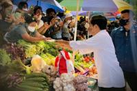 Blusukan ke Pasar Penfui di Kota Kupang, Jokowi Berikan Bantuan Tunai Rp 1,2 Juta kepada Pedagang