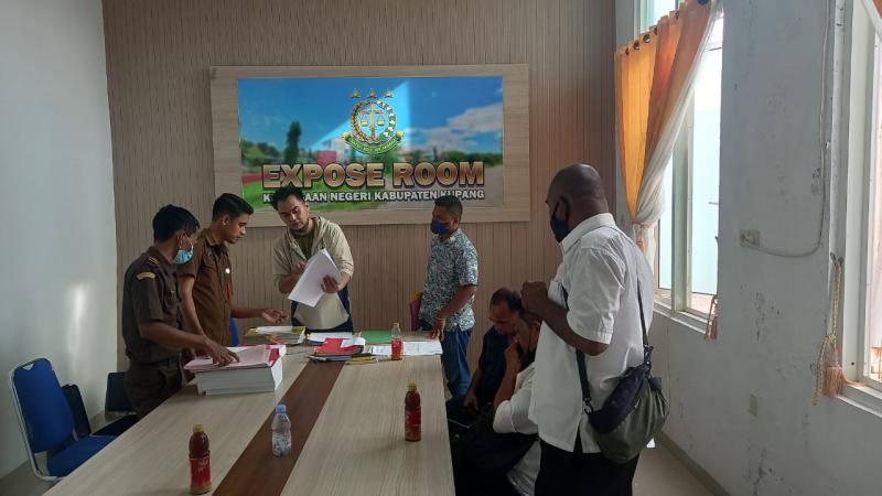 Ditahan Jaksa, Oknum Kepala Sekolah Tersangka Korupsi Dana BOS di Kupang Menangis