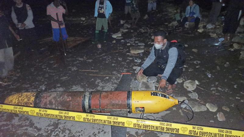 Warga di Alor Heboh dengan Penemuan Benda Asing Mirip Bahan Peledak