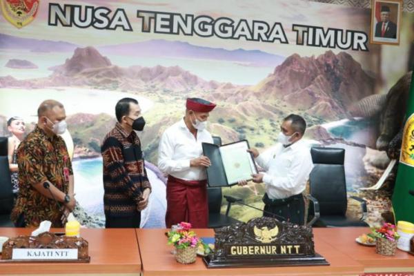 Kejati NTT Kembalikan Aset Tanah di Labuan Bajo kepada Gubernur NTT