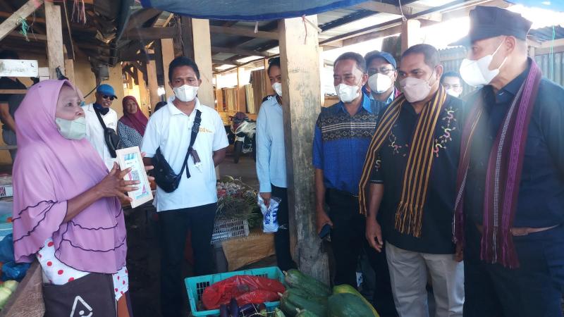 Gubernur Beli Garam di Pasar Tradisional Larantuka, Terungkap 30 Persen Pedagang Pakai QRIS Bank NTT