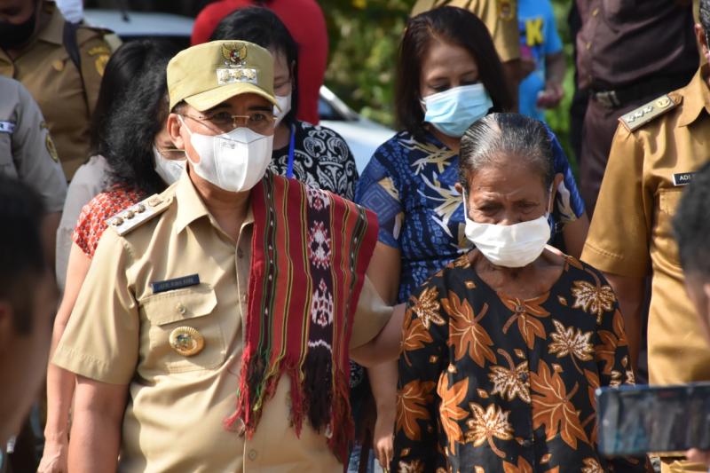 Program bedah rumah dari Pemerintah Kota Kupang di era kepemimpinan Wali Kota Kupang, Dr. Jefirstson R. Riwu Kore, MM,MH, dan Wakil Wali Kota Kupang, dr. Hermanus Man ternyata banyak membantu warga tak mampu di Kota Kupang.