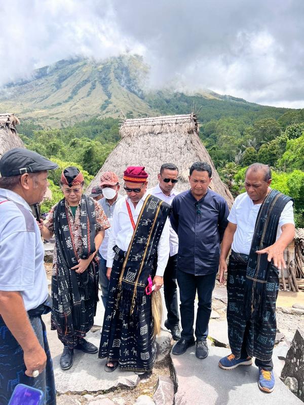 Penghuni Kampung Adat Bena Fasih Gunakan Layanan Digital Bank NTT