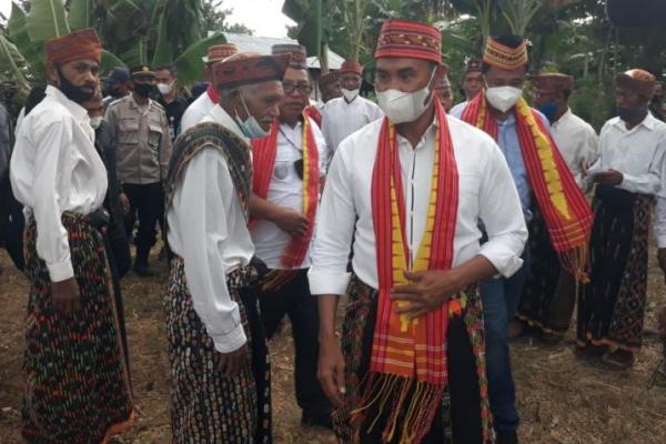 Gubernur NTT Disambut Secara Adat & Diarak di Matim, Bank NTT Beri CSR Rp 700 Juta 