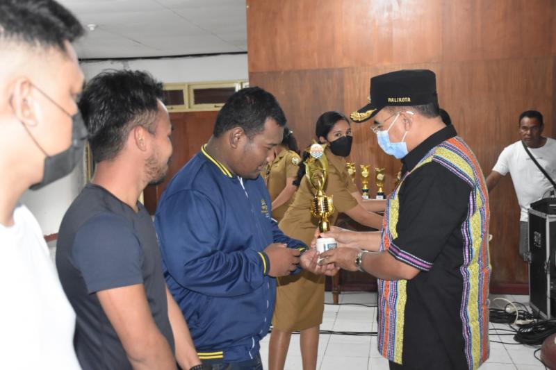Wali Kota Kupang Jeriko menyerahkan piala dan hadiah kepada pemenang turnamen Catur Jeriko Cup 2022.