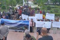 Ratusan Massa Demo di Gedung DPRD Kota Kupang Tuntut Adi Palli Dicopot sebagai Camat Alak 