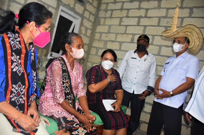 Wali Kota Kupang Dr. Jefri Riwu Kore mengantar kunci rumah bagi seorang lansia berumur 74 tahun setelah rumahnya selesai dibedah. Sang nenek yang telah sendiri sejak 22 tahun ini tinggal di Kelurahan Liliba Kecamatan Oebobo.