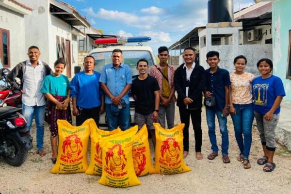 Bunda Julie Laiskodat Bantu 200 Kg Beras untuk OMK HKY Beumopu 