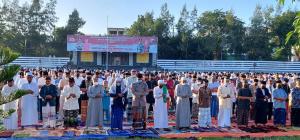 Ribuan Umat Muslim Sholat Ied di Lapangan Polda NTT