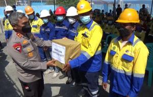 Kapolda NTT Berbagi Bantuan Sosial dengan TKBM di Hari Buruh