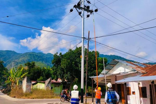 Kisah Perjuangan Petugas Lapangan PLN Alor Melistriki Daerah Terdepan, Terluar dan Tertinggal 