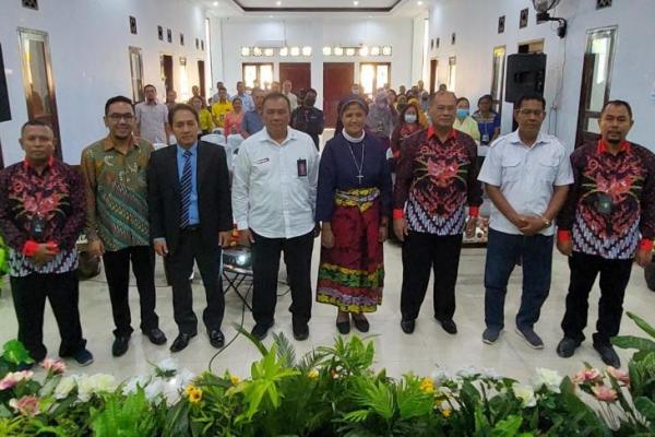 Sebanyak 100 orang guru di Kota Kupang mengikuti Training Of Trainer menjadi guru pelopor moderasi beragama di sekolah yang digelar BNPT dan FKPT NTT.