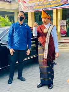 Presiden Joko Widodo  Kenakan Pakaian Ragi Lambu Luka Lesu Asal Ende