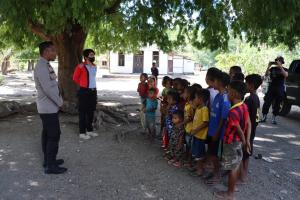 Polsek Kupang Tengah Berbagi Kasih dengan Anak-anak Bendungan Tefmo Manikin