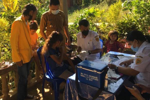 Lurah Batuplat Pantau Imunisasi Campak di Posyandu Sejahtera Bersama Mahasiswa KKN