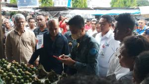 Gubernur NTT Beli Sirih Pinang di Pasar Tradisional-Alor, Bayar Pakai QRIS Bank NTT