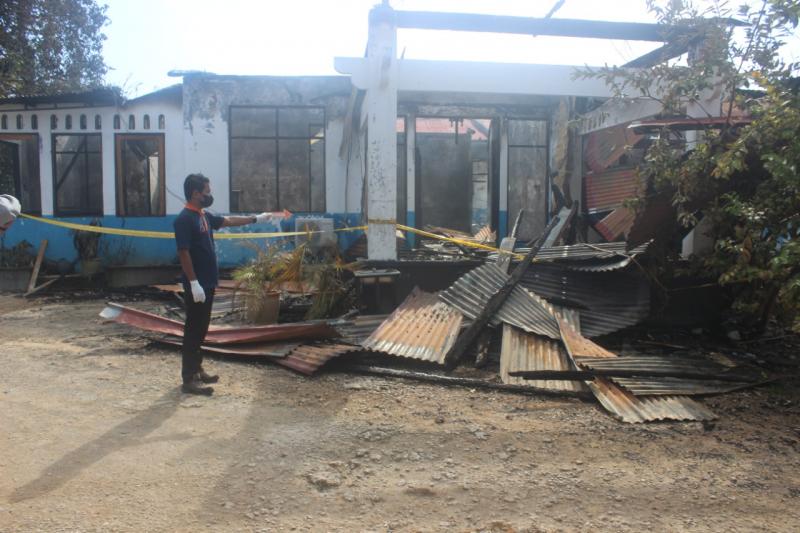 Kerugian Miliaran Rupiah, Polisi Olah TKP Lokasi Kebakaran Kantor Dinas PPKO Rote Ndao