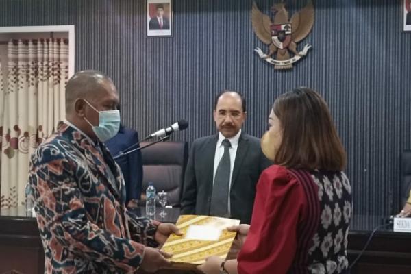 Wali Kota Kupang, Jefri Riwu Kore melantik direktur utama Perusahaan Daerah (PD) Pasar Kota Kupang masa bakti 2020-2025, Ferdinand Leu menggantikan Ardi Kale Lena.