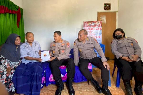 Dua Anggota yang Sakit Menahun Terharu Dikunjungi PJU Polda NTT