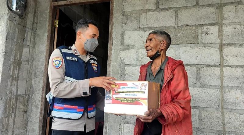 Sisihkan Pendapatan, Bhabinkamtibmas di Ngada bagi Sembako ke Warga