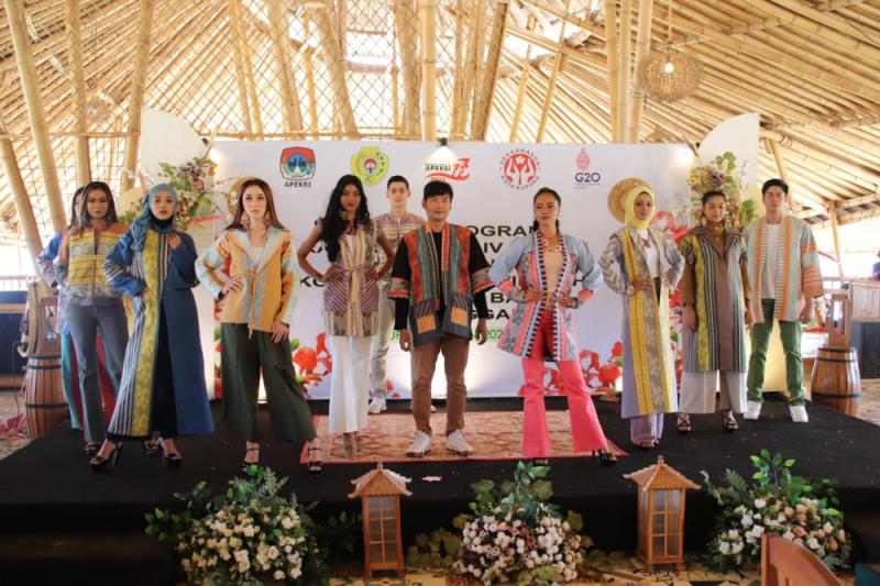 PKK dan Dharma Wanita Kota Kupang Promosi Tenun Sepe di Moment Ladies Program