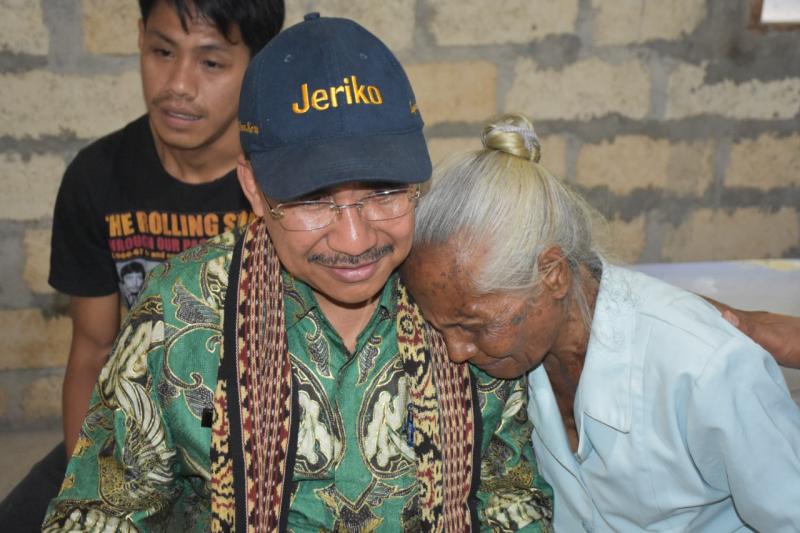 Menjelang akhir masa jabatan, Wali Kota Kupang Dr. Jefirstson R. Riwu Kore, MM, MH, yang akrab disapa Jeriko, terus giat mewujudkan visi misinya, salah satunya melalui program bantuan bedah rumah. 