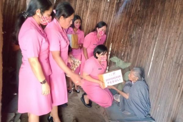 Bhayangkari Polsek Amanatun Selatan Berbagi dengan Lansia dan Disabilitas