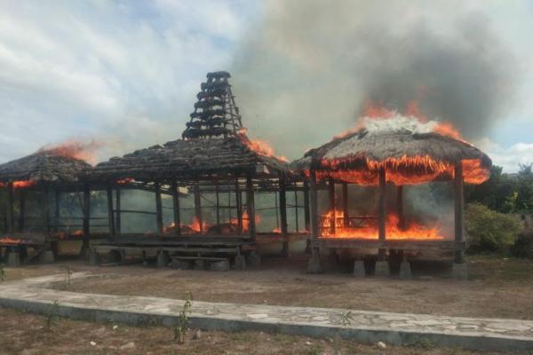 Rumah Panggung di Lokasi Wisata Londalima-Sumba Timur Diduga Dibakar OTK