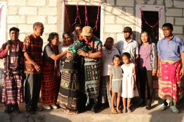Menjelang akhir masa jabatannya, Wali Kota Kupang, Dr. Jefirstson R. Riwu Kore, MM,MH, menuntaskan serah terima rumah yang selesai dibedah oleh Pemerintah Kota Kupang.