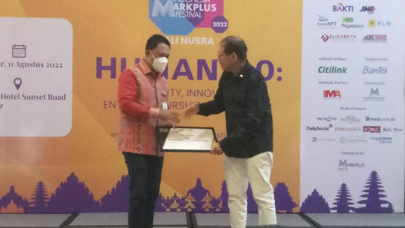 Dirut Bank NTT Raih Award Bergengsi, Diserahkan Tokoh Pemasaran Nasional Hermawan Kertajaya