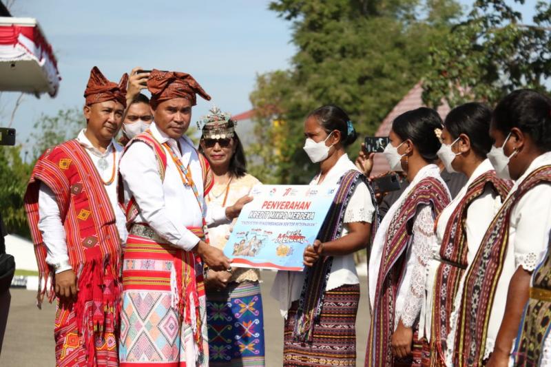 Diserahkan VBL-JNS, Bank NTT Kucurkan Kredit Merdeka Rp 3 M untuk Peternak di Kabupaten Kupang