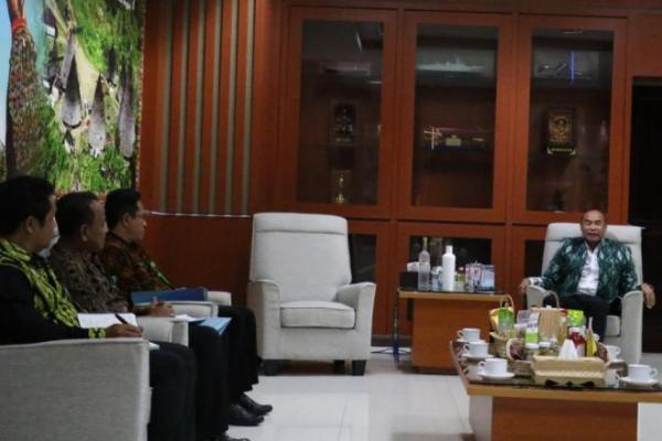 Gubernur NTT, Viktor Bungtilu Laiskodat (VBL) meminta Kepala Kantor Wilayah Kementerian Agama (Kakanwil Kemenag) Provinsi Nusa Tenggara Timur untuk membenahi secara serius pengaturan kuota haji asal NTT.