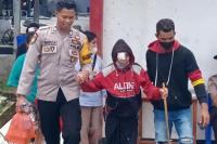 Polisi di Manggarai Timur Bantu Lansia Operasi Katarak