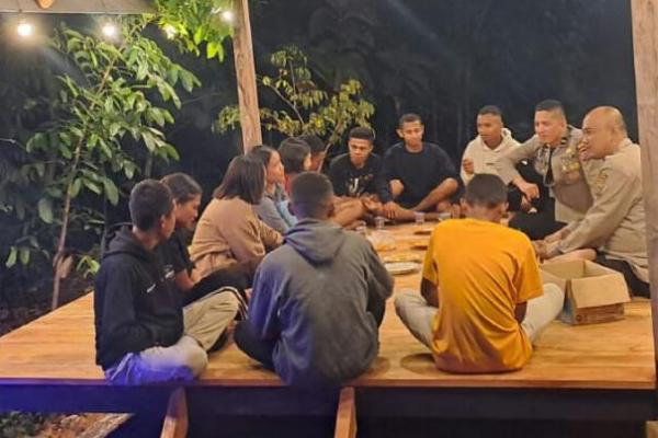 Malam Minggu, Kapolsek di TTU Ajak Pelajar Belajar Bersama