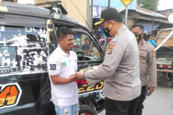 Harga BBM Naik, Polres Kupang Gencar Bagikan Sembako