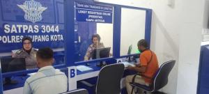 Ditlantas Polda NTT bagi SIM Gratis kepada Pengemudi Angkot dan Tukang Ojek