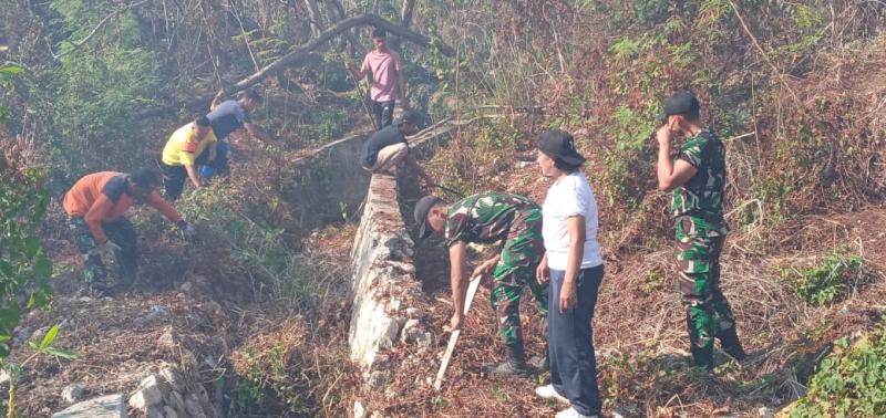 Kelurahan Fatufeto Gandeng Yonif 743 PSY, Polsek Alak dan Karang Taruna Kerja Bakti