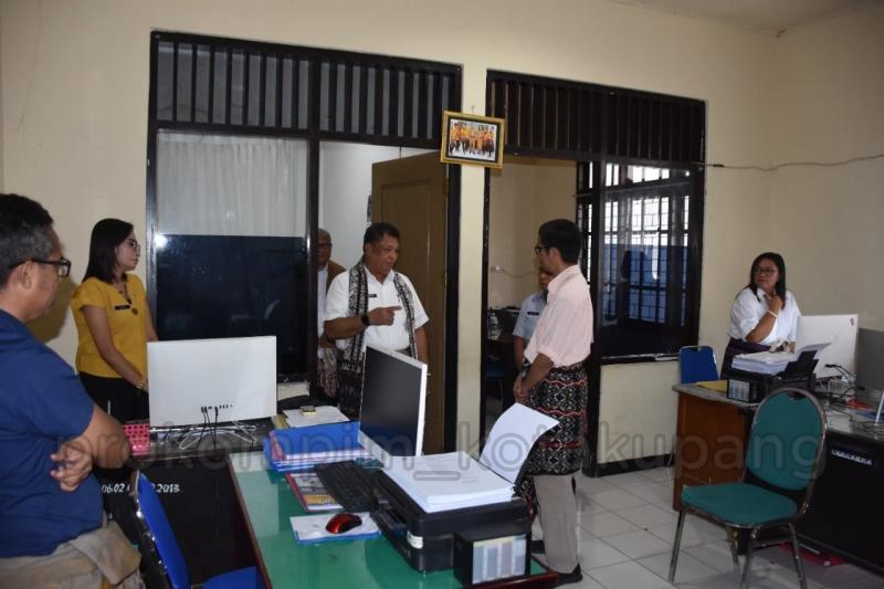 Sidak ke OPD, Sekda Kota Kupang Minta ASN Tingkatkan Disiplin dan Kebersihan 