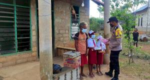 Polisi di Rote Ndao Sisihkan Gaji Bantu Biayai Sekolah Anak Kurang Mampu 