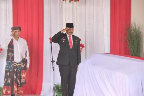 Diantar Gubernur NTT, Jenazah Sekda NTT Disambut Ribuan Massa di Waingapu-Sumba Timur