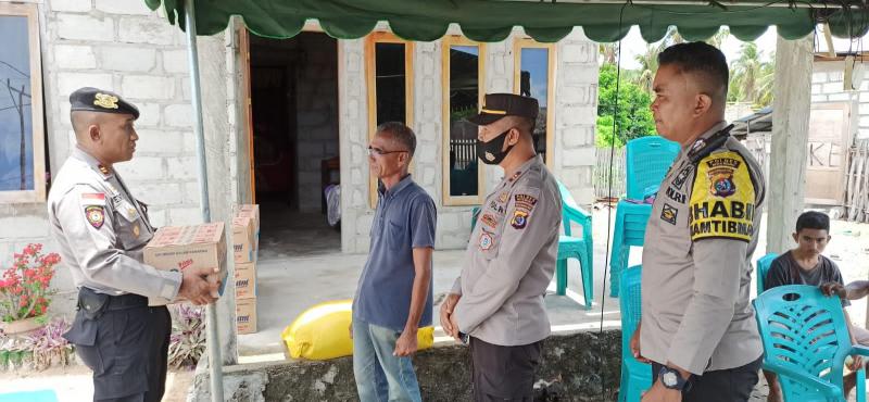 Kapolres Rote Ndao, AKBP I Nyoman Putra Sandita, SH, SIK, MH, merasa empati dan turut berduka cita atas kecelakaan laut perahu yang menyebabkan 7 orang warga meninggal dunia. Rasa empati diwujudkan dengan pemberian santunan kepada korban, Selasa (18/10/2022) di Dusun Loedik, Desa Boa, Kecamatan Rote Barat, Kabupaten Rote Ndao.