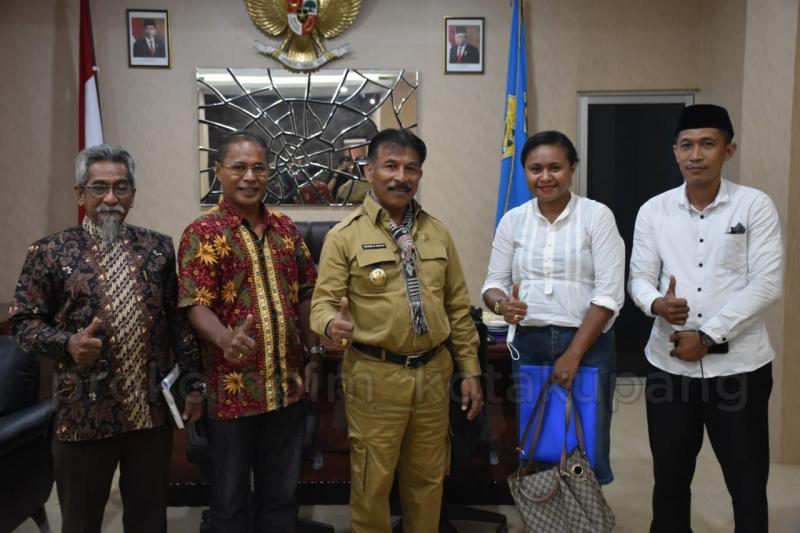 Penjabat Wali Kota Kupang, George M. Hadjoh, SH, mendukung inisiatif FKUB Kota Kupang untuk menyelenggarakan lomba kebersihan bagi rumah ibadah di Kota Kupang.