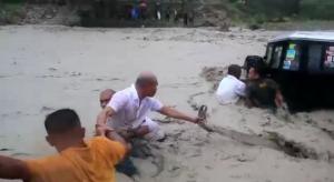 Aksi Heroik Gubernur NTT Viktor Laiskodat Selamatkan Warga Terseret Banjir di TTS